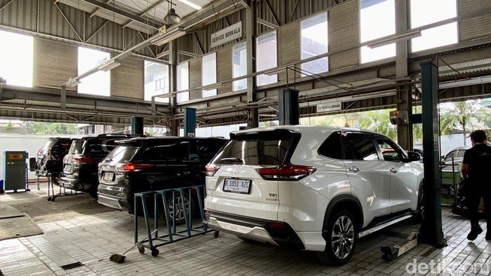 toyota-kijang-innova-zenix-hev-sedang-melakukan-pengecekan-sebelum-mudik-di-bengkel-auto2000-bintaro-jaya-1742859099430_169